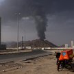 Dym unosi się w strefie przemysłu naftowego w Fudżajrze po pożarze spowodowanym przez odłamki po prz
