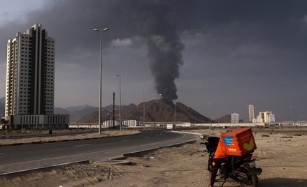 Dym unosi się w strefie przemysłu naftowego w Fudżajrze po pożarze spowodowanym przez odłamki po prz