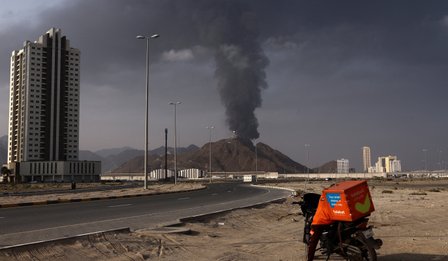 Dym unosi się w strefie przemysłu naftowego w Fudżajrze po pożarze spowodowanym przez odłamki po prz