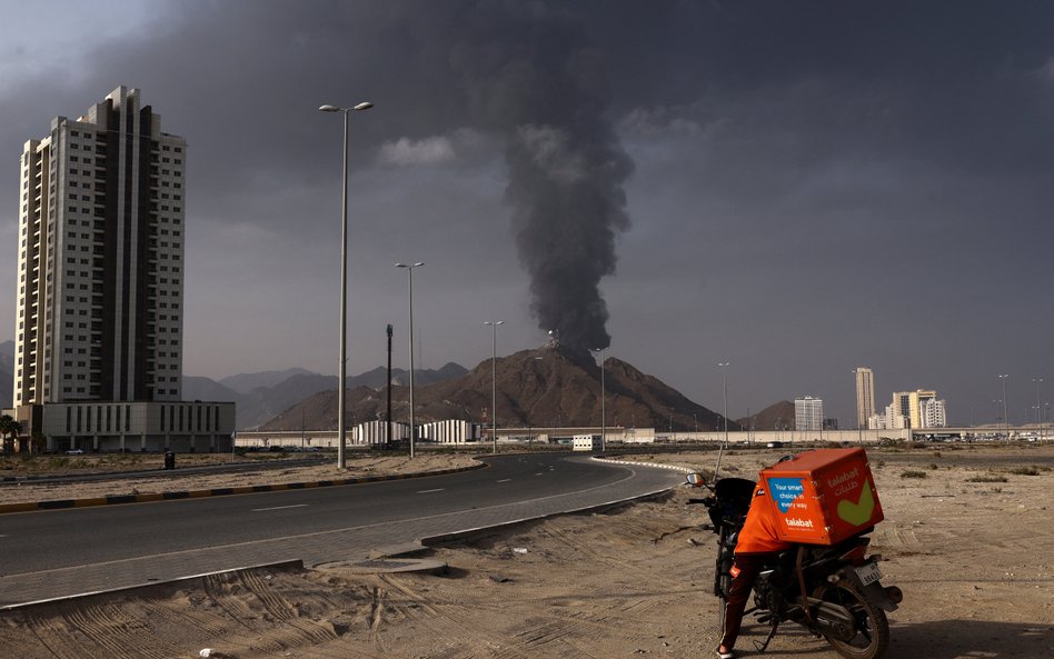 Dym unosi się w strefie przemysłu naftowego w Fudżajrze po pożarze spowodowanym przez odłamki po prz