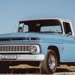 Błękitno-biały Chevrolet C10 Apache pierwszej generacji.