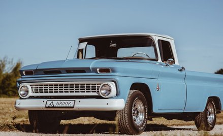 Błękitno-biały Chevrolet C10 Apache pierwszej generacji.