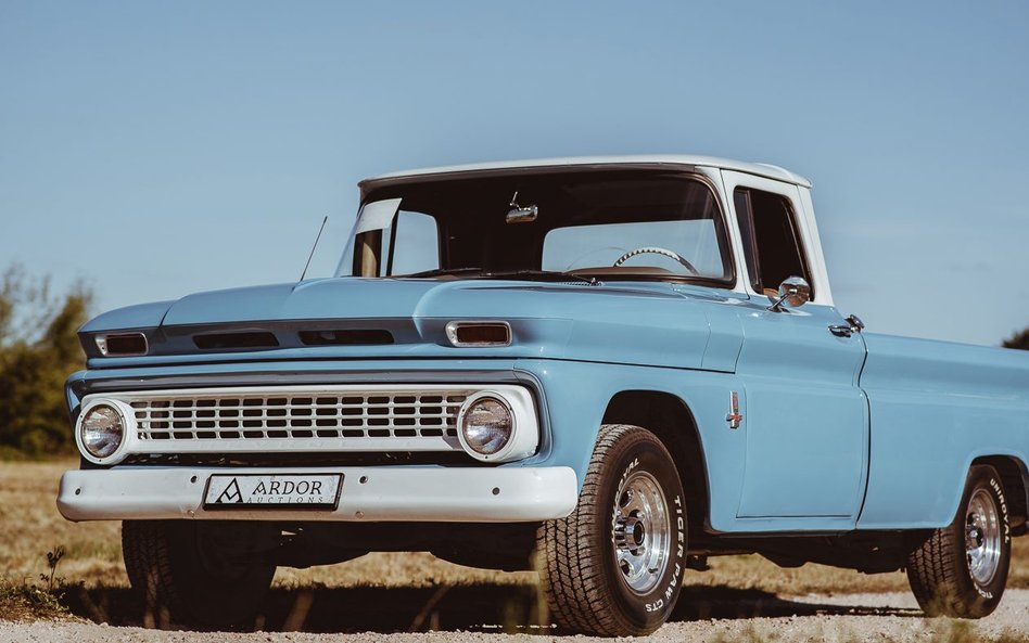 Błękitno-biały Chevrolet C10 Apache pierwszej generacji.