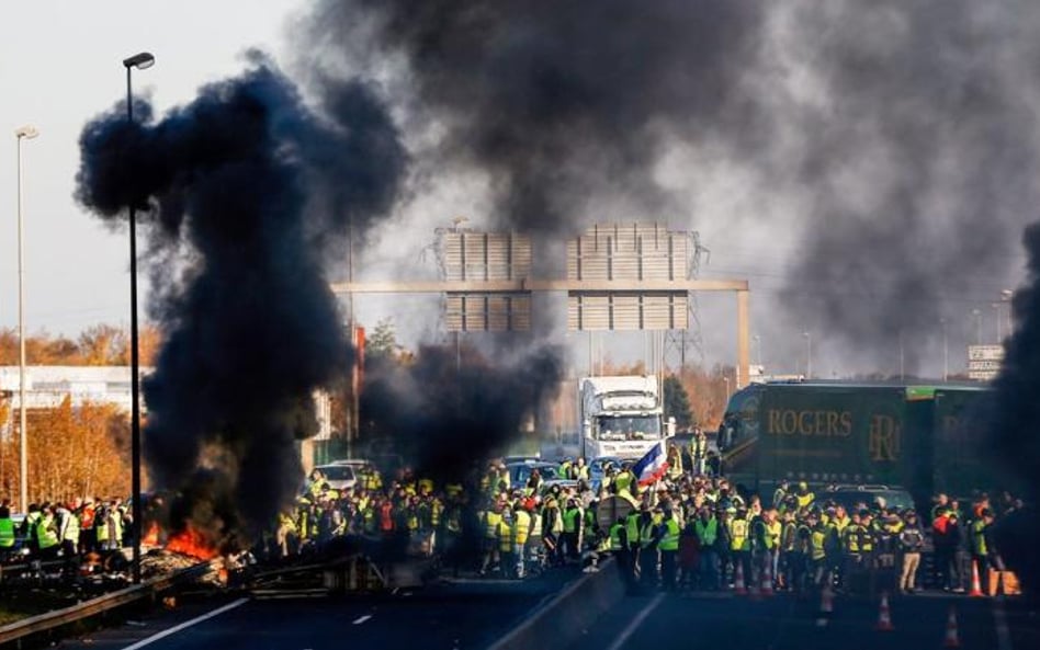 W niektórych miejscach Francji niedziela była drugim dniem protestów. Na zdjęciu akcja w Caen w Norm