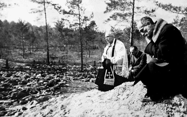 Reprodukcja fotografii z ekshumacji przeprowadzonej w 1943 roku