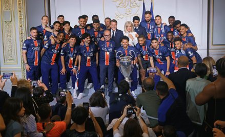 Piłkarze Paris Saint-Germain z pucharem Ligi Mistrzów pojechali prosto do prezydenta Emmanuela Macro