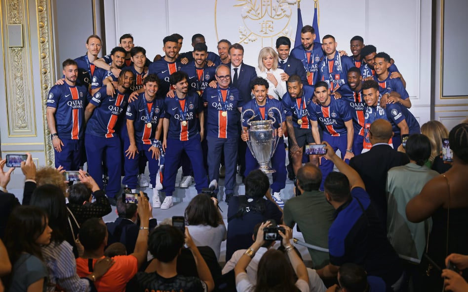 Piłkarze Paris Saint-Germain z pucharem Ligi Mistrzów pojechali prosto do prezydenta Emmanuela Macro
