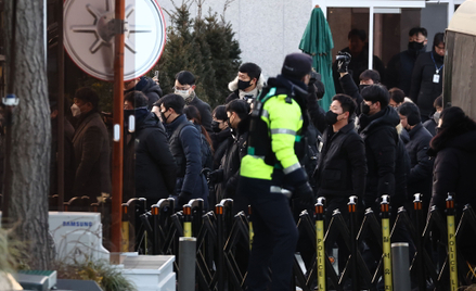 Śledczy weszli do rezydencji postawionego w stan oskarżenia Yoon Suk-yeola, ale wycofali się stamtąd