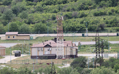 Punkt kontrolny przy "linii rozgraniczenia" przy granicy z Osetią Południową w Odzisi