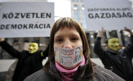 W ostatnich dniach wartość forinta spadła do rekordowych poziomów: za euro płacono ponad 320 forintó