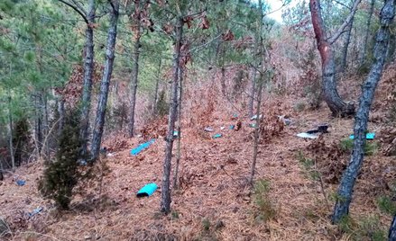 Fragmenty drona porozrzucane na ziemi w dystrykcie Kaepung, w mieście Kaesong w Korei Północnej. Zdj