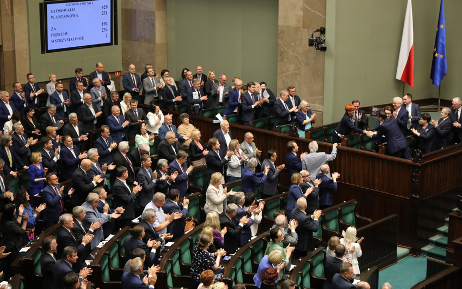 Szydło i Rafalska zostają na stanowiskach