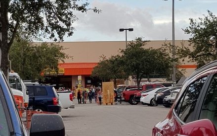 Sklepy z artykułami budowlanymi stały się najbardziej obleganymi miejscami na Florydzie