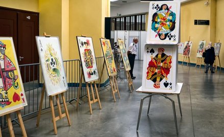 Przy okazji olimpiady w Hali Stulecia trwa wystawa projektów kart do gry autorstwa prof. Franciszka 