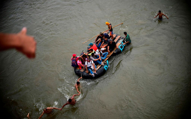 Emigranci z Hondurasu przekraczają rzekę Suchiate oddzielającą Salwador od Meksyku