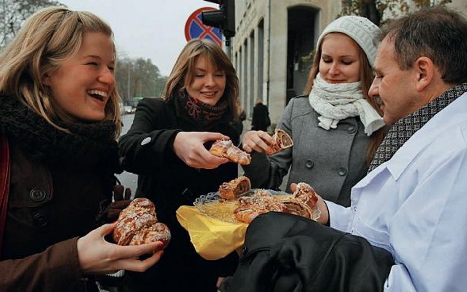 Cech Cukierników i Piekarzy w Poznaniu przyznał w środę 104 certyfikaty na produkcję rogali świętoma