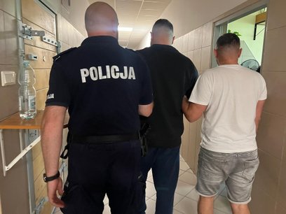 Policjanci zatrzymali mężczyznę, który groził nożem ratownikom medycznym