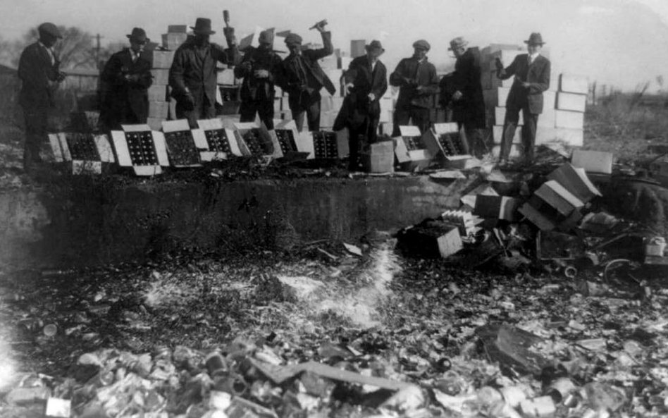 W wyniku akcji policji, 20 listopada 1923 w Okręgu Kolumbia, 749 skrzynek piwa czyli 18 000 butelek 