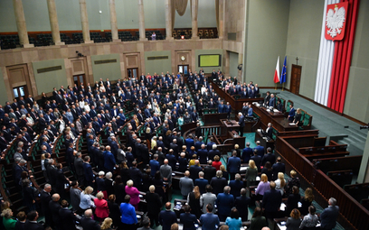 Sejm zniósł całkowicie obowiązek sprzedaży prądu na giełdzie. Prezes URE krytykuje