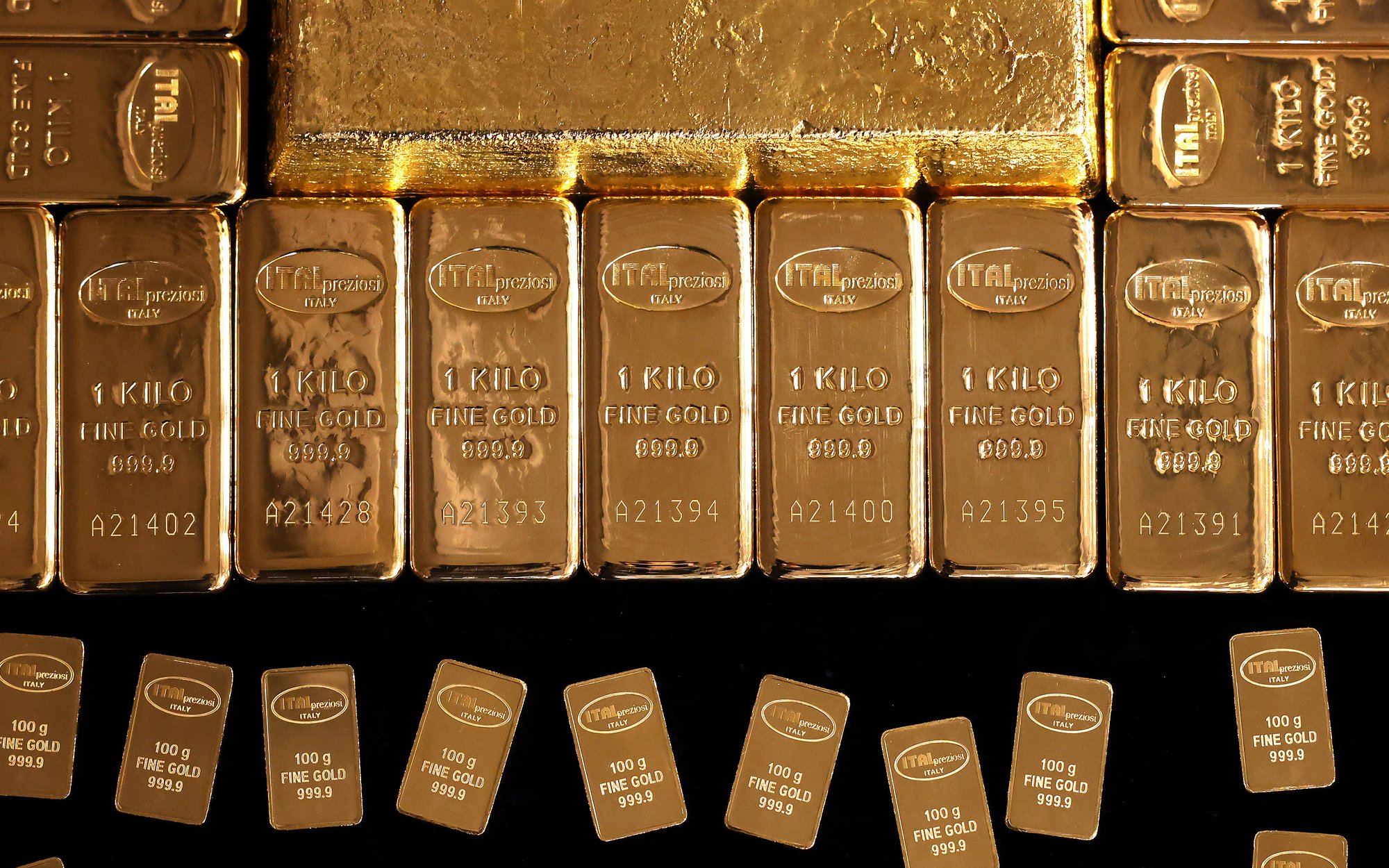 Złoto spada trzeci tydzień. NBP traci miliardy „na papierze”