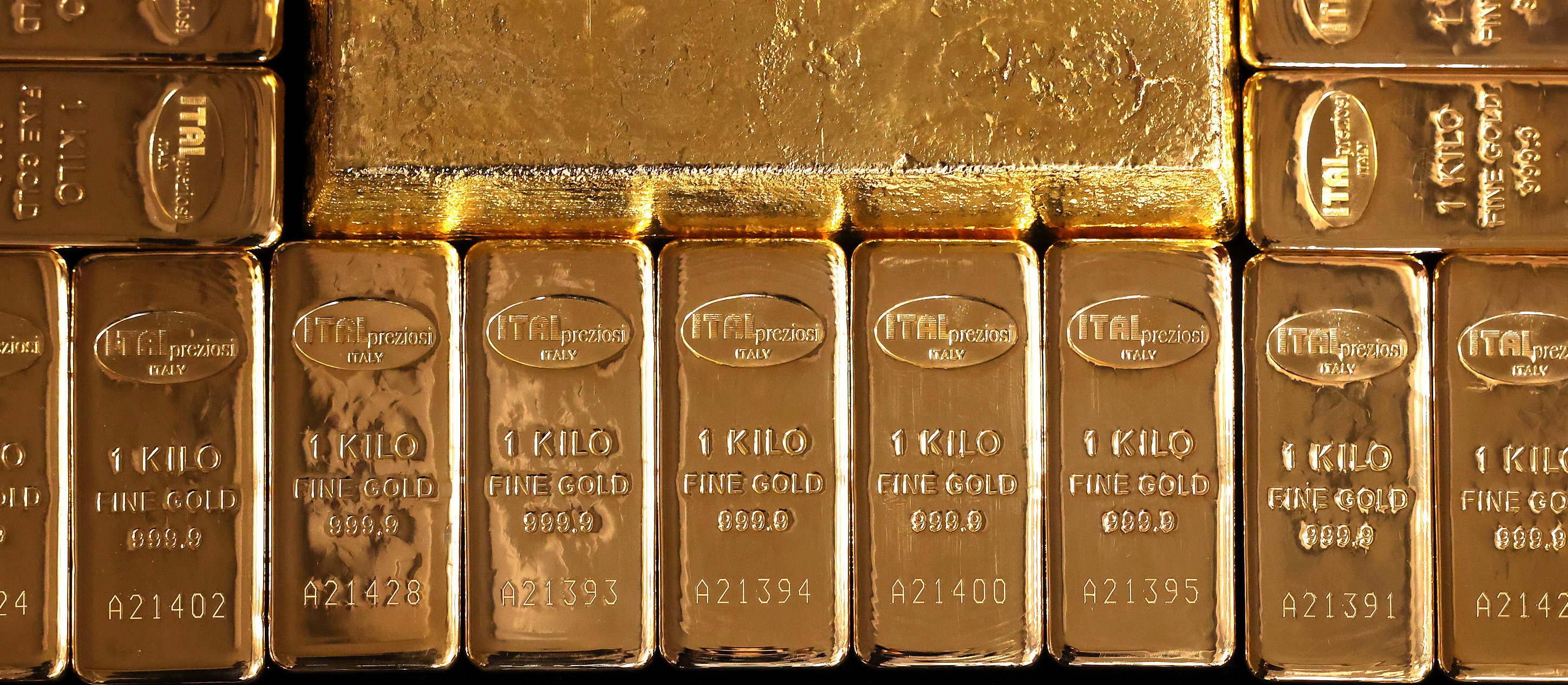 Rekordowe zakupy NBP. Rezerwy złota Polski mają sięgnąć 700 ton