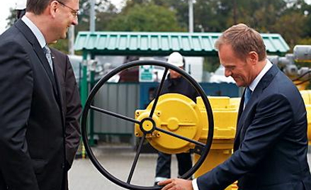 Premier Donald Tusk i premier Czech Petr Neczas na otwarciu gazociągu łączącego Polskę z Czechami