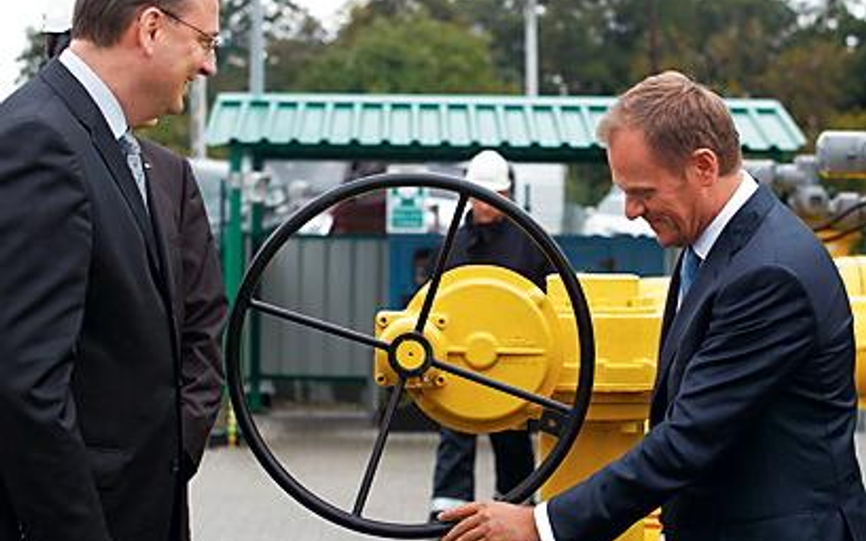 Premier Donald Tusk i premier Czech Petr Neczas na otwarciu gazociągu łączącego Polskę z Czechami