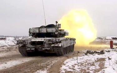 Rosyjski czołg podczas ćwiczeń z białoruską armią na Białorusi