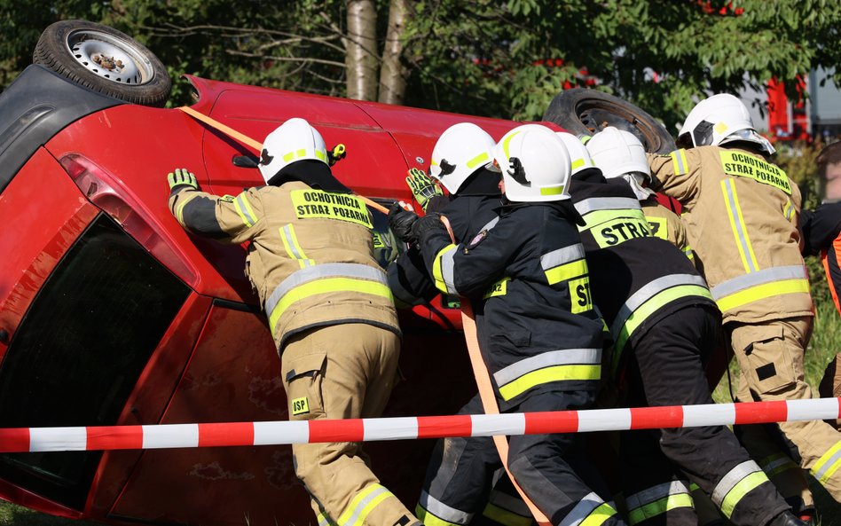 Ćwiczenia straży pożarnej podczas wypadku samochodowego. Ratowanie rannego kierowcy