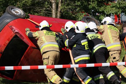 Ćwiczenia straży pożarnej podczas wypadku samochodowego. Ratowanie rannego kierowcy
