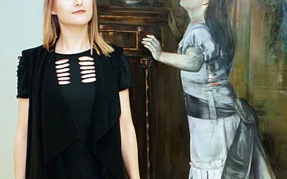 Ewa Juszkiewicz na tle swojej pracy „Dziewczynka z kanarkiem” według Leopolda Löfflera – obraz  możn