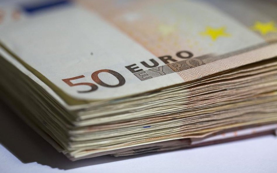 Firmy z Chin, Indii a nawet z USA coraz chętniej emitują obligacje denominowane w euro. Chcą skorzys