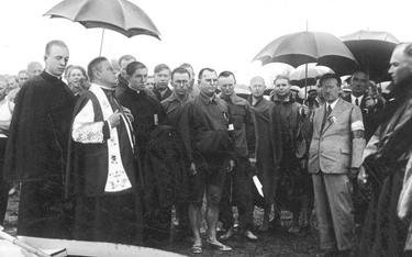 Ksiądz Ludwik Peciak (drugi z lewej, pod parasolem) w czasie spływu kajakowego w 1935 r.