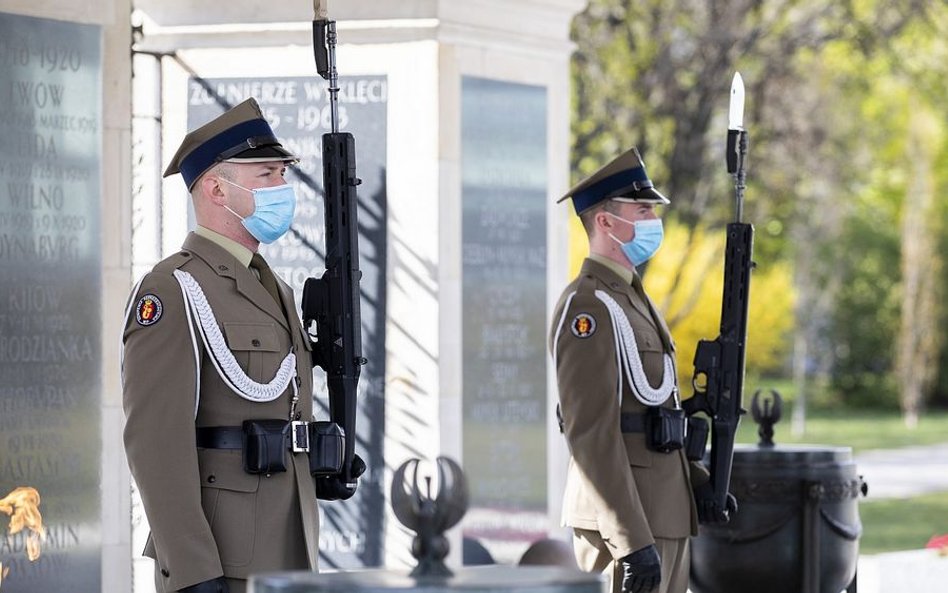 Choć żołnierze nie muszą nosić masek, mają je pełniący wartę przed Grobem Nieznanego Żołnierza w War