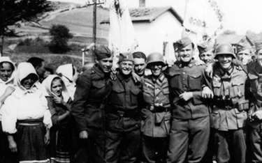 Żołnierze niemieccy i słowaccy w zdobytej Komańczy w Bieszczadach