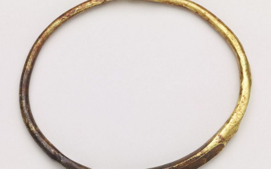 Złota bransoleta, stanowiąca część odnalezionego przez skazanych skarbu