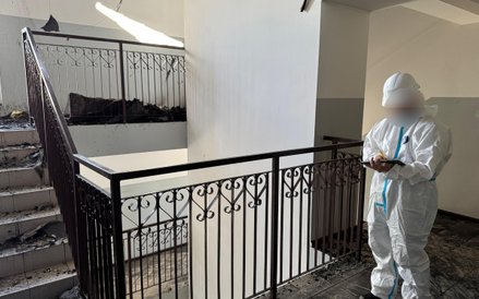 Policjanci w spalonym budynku w Ząbkach