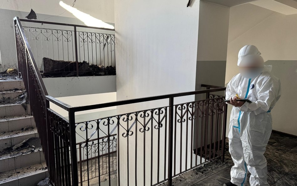 Policjanci w spalonym budynku w Ząbkach