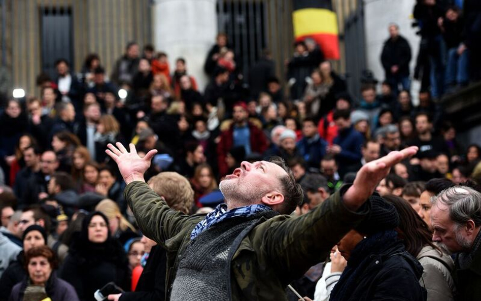 Place de la Bourse w centrum Brukseli. Mieszkańcy wspominają ofiary ataków