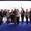 „Rodzinne” zdjęcie laureatów nagrody wraz z organizatorkami konkursu. Od lewej: Aleksandra Karasińsk