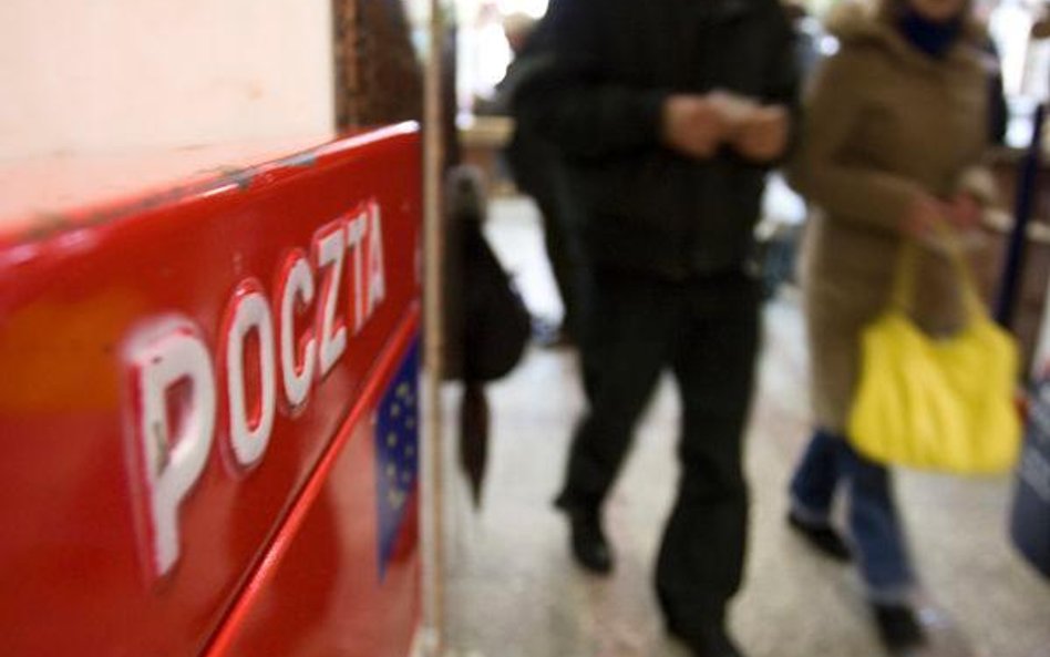 Listy hybrydowe przesyłane są z komputera nadawcy do centralnego ośrodka gdzie są sortowane i format