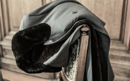 Szaroniebieski zimowy płasz Iwaszkiewicz wkładał na spacery z psem. (...) Raz jeszcze przemierzył te