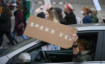 Uczestnicy protestu przeciwko wyrokowi Trybunału Konstytucyjnego   (zdjęcie ilustracyjne)