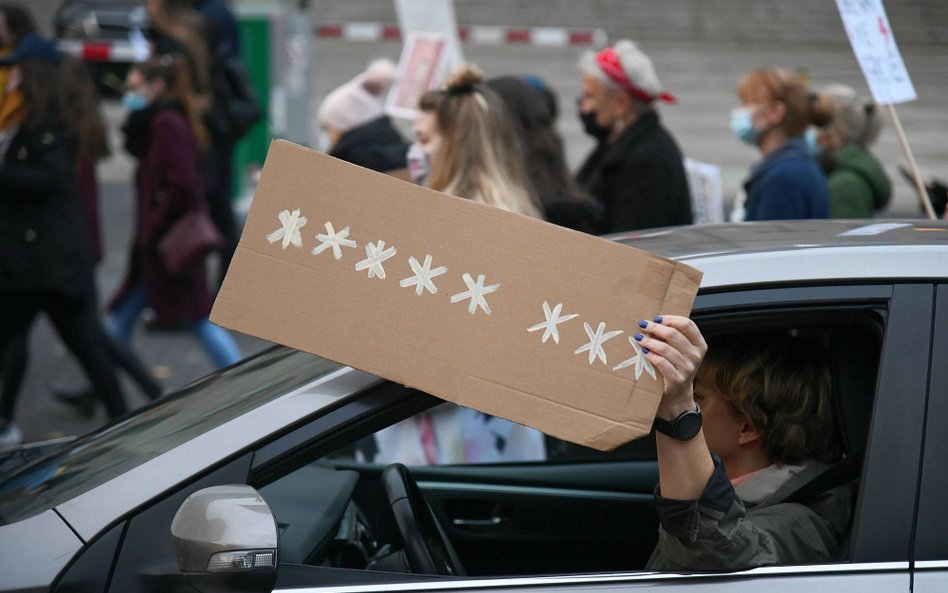 Uczestnicy protestu przeciwko wyrokowi Trybunału Konstytucyjnego   (zdjęcie ilustracyjne)