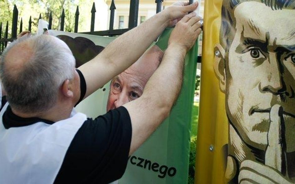 Według związkowców resort próbuje zamknąć im usta. Na zdjęciu jedna z demonstracji związków ze skarb