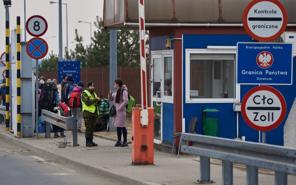 Ciężarówki i pociągi wiozą pomoc dla Ukrainy i uchodźców