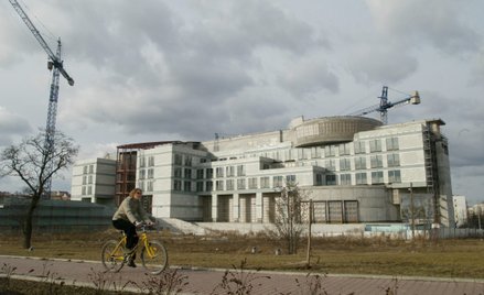 Niedokończony biurowiec na Bielanach zostanie rozebrany. Powstaną tu wielorodzinne bloki