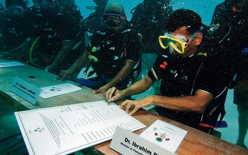 Rząd Malediwów bije na alarm – z dna oceanu
