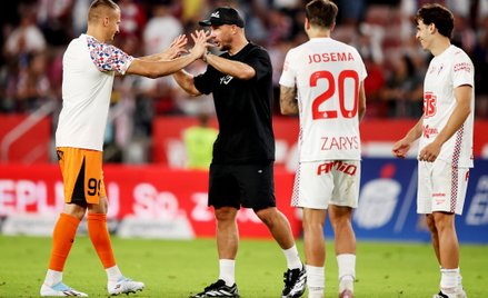Bramkarz Górnika Zabrze Tomasz Loska (L) i właściciel klubu Lukas Podolski (2L) cieszą się ze zwycię