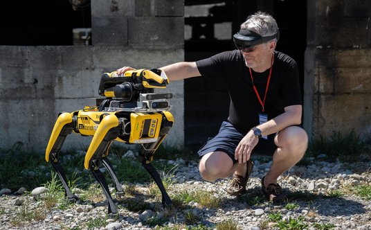 Badacz Szwajcarskiego Federalnego Instytutu Technologii i szef laboratorium AI firmy Microsoft w Zur